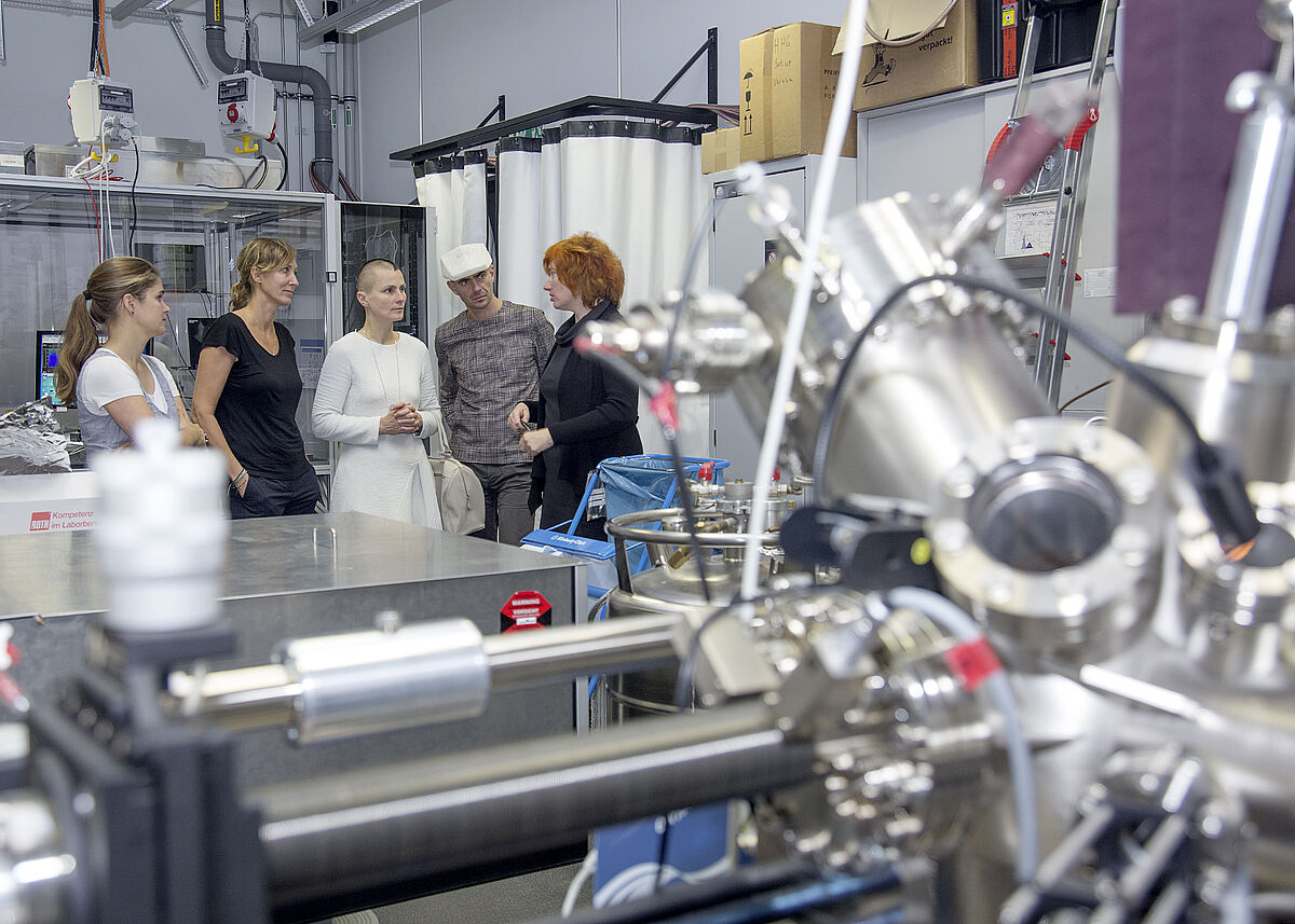 Evelina Domnitch und Dmitry Gelfand (Künstler) treffen Wissenschaftlerin Prof. Sylvia Speller